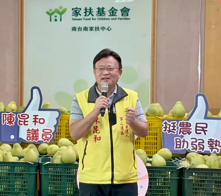 陳昆和加碼再捐3千斤，共5千斤文旦助弱勢。陳昆和提供