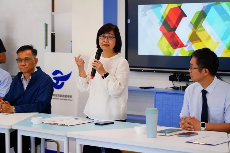 林奕華下午到受災師生較多的大直國小和大直高中慰問訪視。 教育局提供