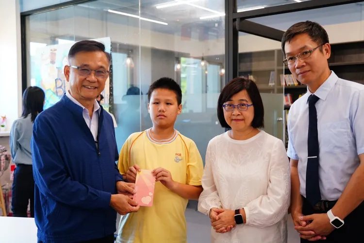 副市長林奕華下午到受災師生較多的大直國小發慰問金。 教育局提供