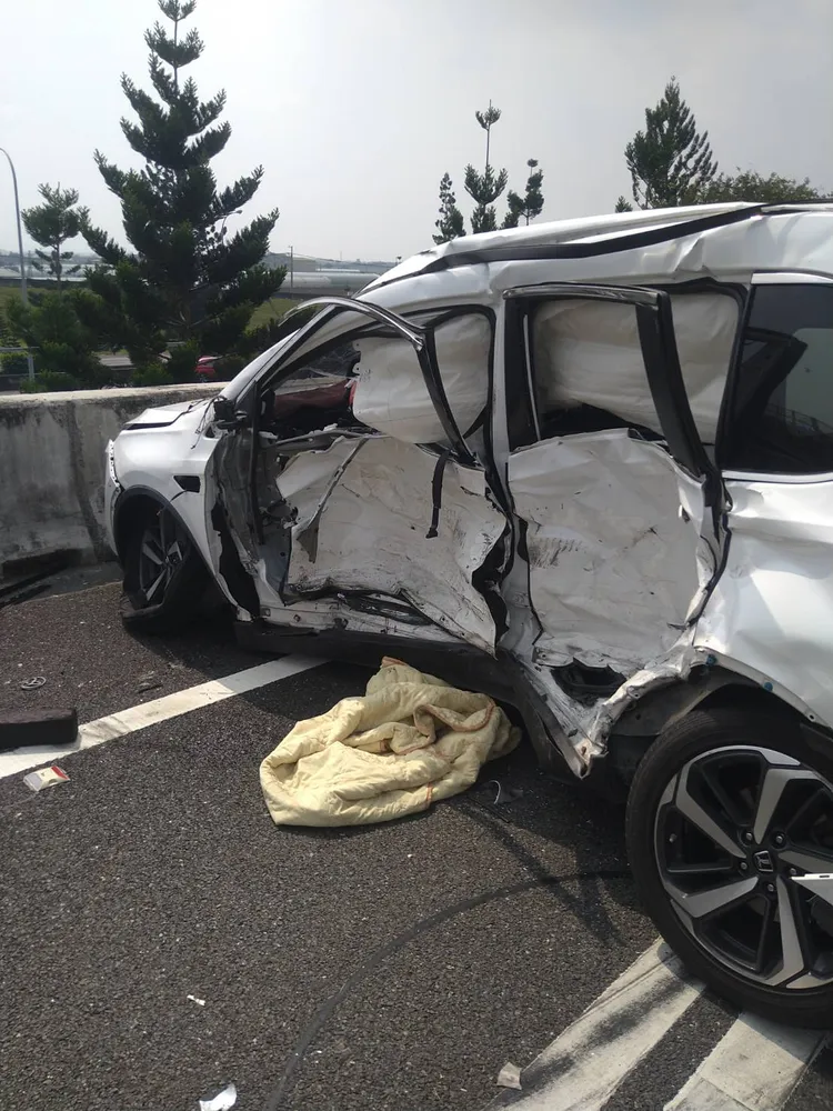 白車側身整個凹陷，安全氣囊爆開。讀者提供