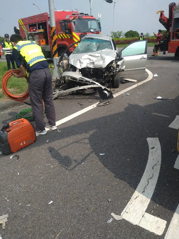 另輛轎車車頭凹陷，受損亦相當嚴重。讀者提供