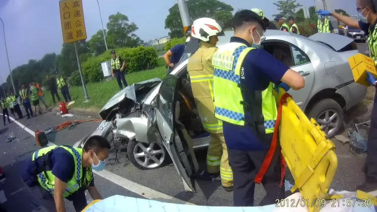 警消陸續將4人送醫，1人傷重不治，餘3人輕傷。讀者提供