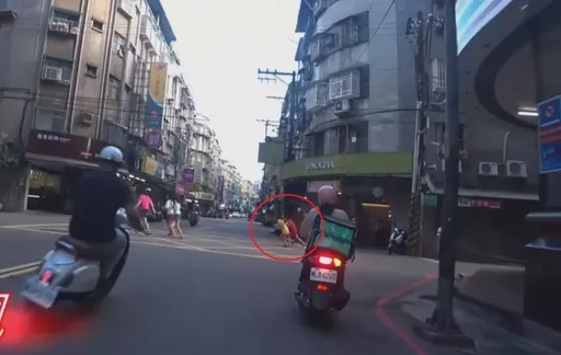 恐怖車禍影片!2童如保齡球瓶被撞飛 重摔落地沒了動靜