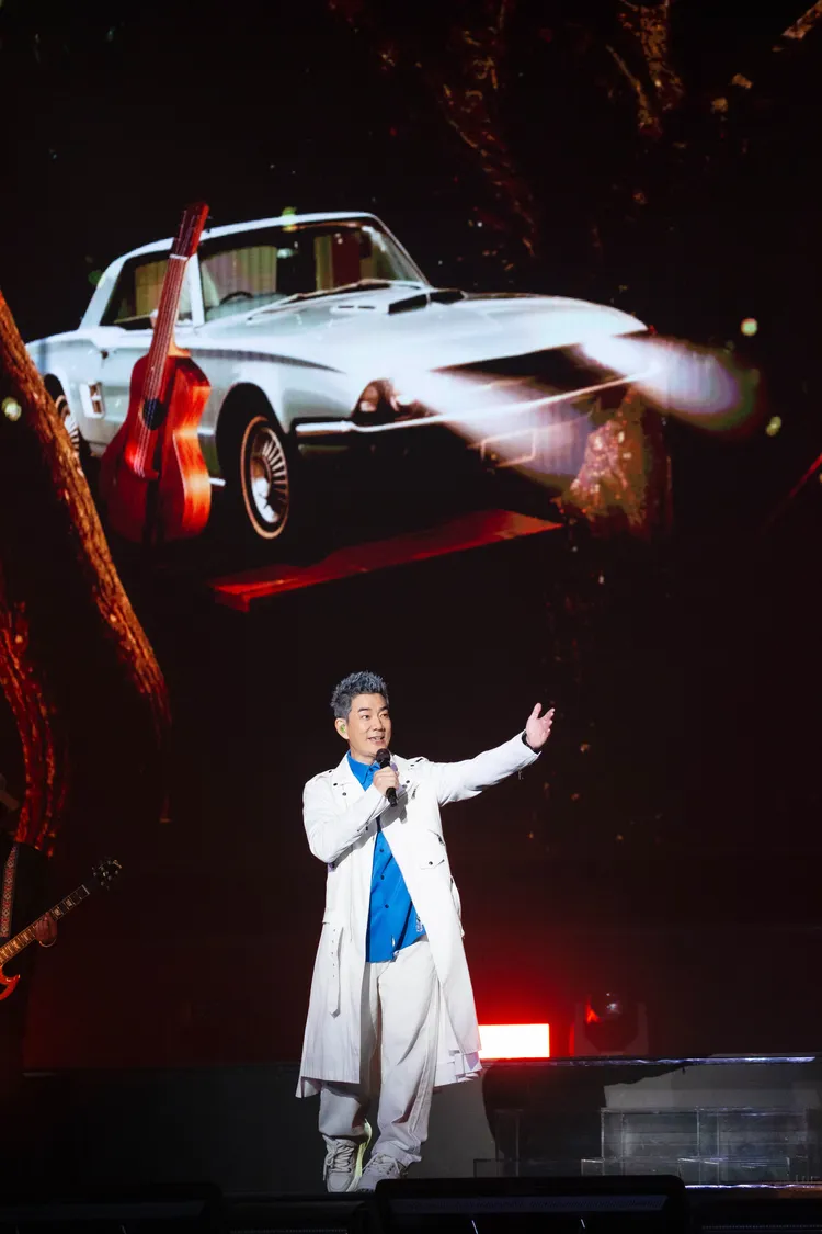 任賢齊演唱經典歌時，歌迷也跟著大聲合唱。相信音樂提供