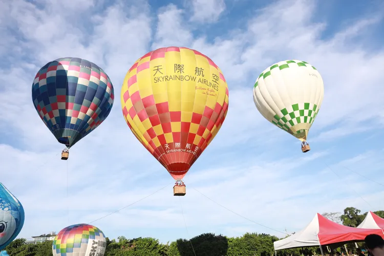 搭熱氣球升空可俯瞰山城美景。市府提供