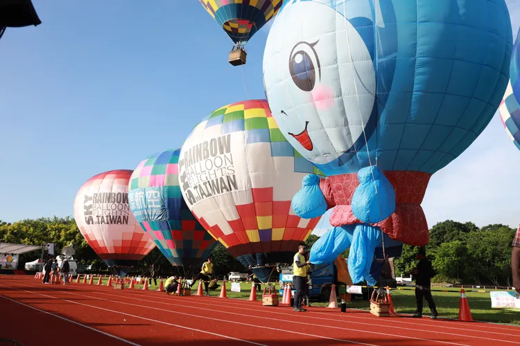 台中石岡熱氣球嘉年華今天（1日）起連3天在石岡區土牛運動公園登場。市府提供