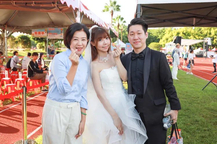 準備搭乘熱氣球升空的新人，開心與副市長王育敏合影。市府提供