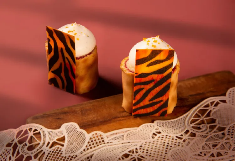 「寶島食光·台味午茶」雙人下午茶「虎皮蛋糕」。台北萬豪酒店提供