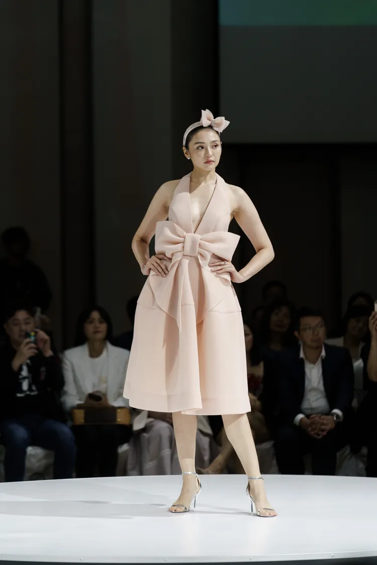 MACKENT GROUP黛莉公司設計總監陳頌聲為現場嘉賓帶來時尚環保婚紗秀。《Marie Claire美麗佳人國際中文版》提供