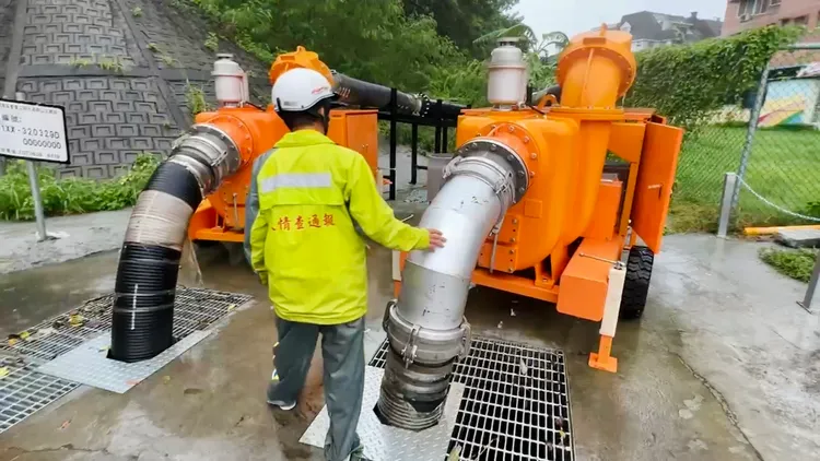 市府出動抽水機。王志弘攝