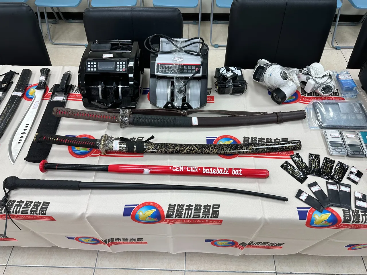 現場查扣各式刀具、毒品等物。