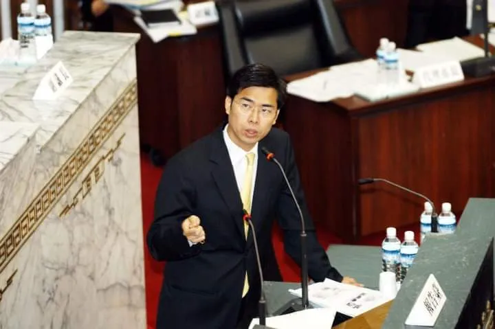 陳其邁在代理市長時備詢的嫩照。市府提供