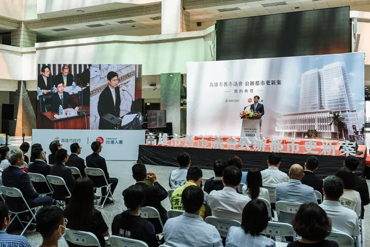 陳其邁市長致詞時，出現陳其邁在代理市長時備詢的嫩照。市府提供