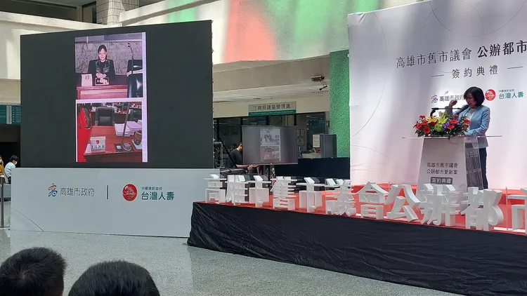 議長康裕成致詞時說，秀出議員湯詠瑜讀大一時，坐在父親湯金全擔任議員的座位。凃建豐攝