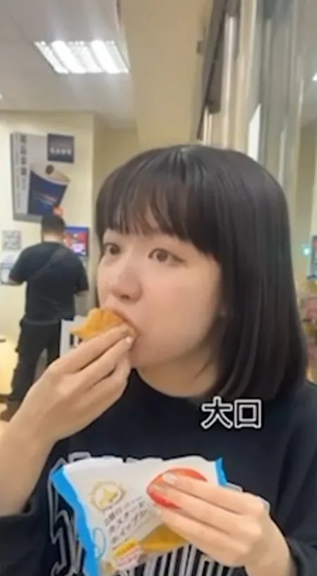 看女友吃相，好像食物很美味。TikTok :baby_152_ 提供