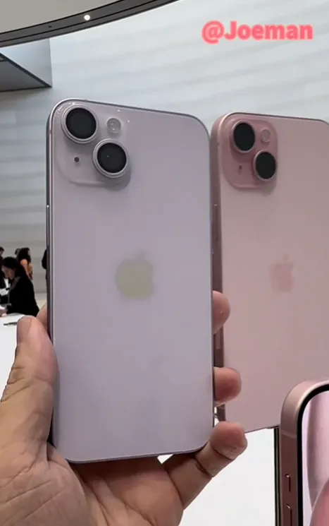 Joeman分析，iPhone 14是亮面，iPhone 15是霧面，很適合裸機拿，比較不容易被刮到。翻攝自Joeman IG