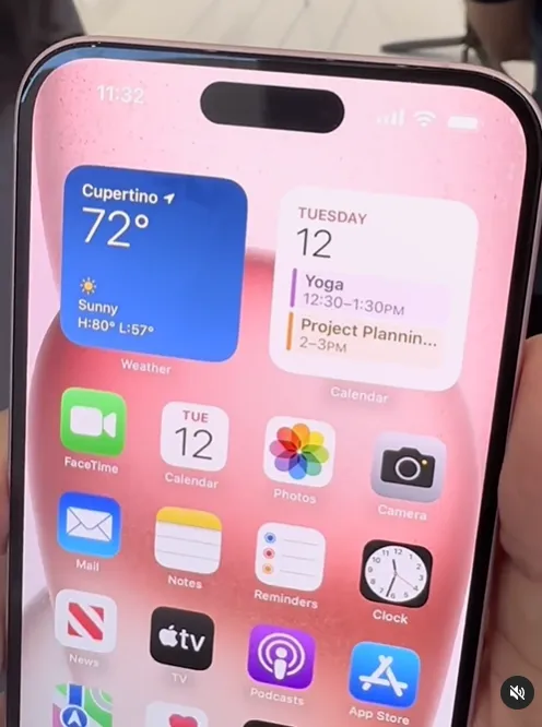 iPhone 15粉紅色實機造成轟動。翻攝自Joeman IG