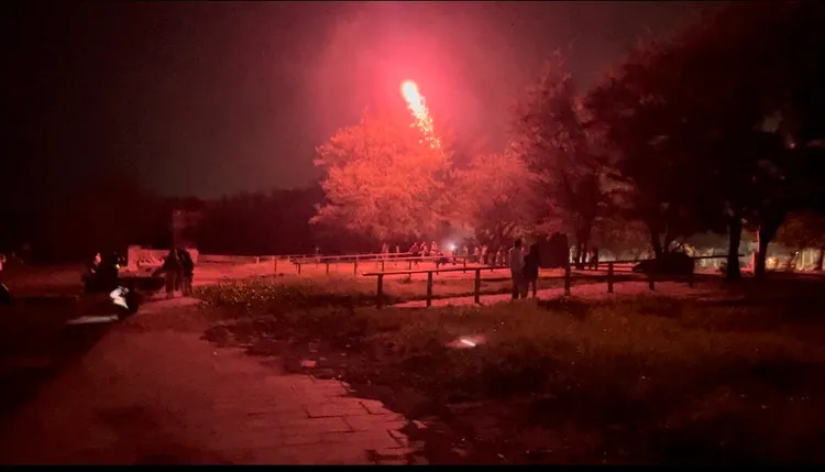 觀夕平台深夜仍有人放煙火劃破夜空，挨罰六千元。環保局提供