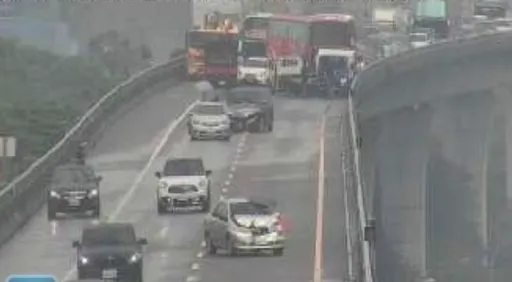 五楊高架楊梅段3事故9車撞一團　現場一度封閉回堵3公里