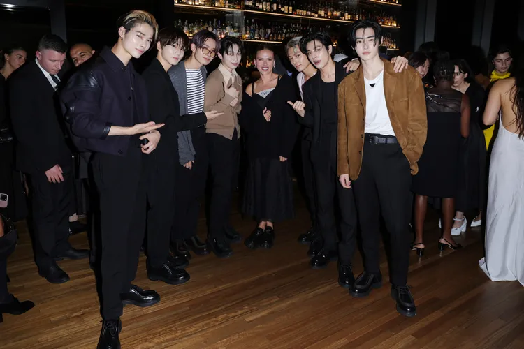 韓團ENHYPEN與「黑寡婦」史嘉蕾約翰森合影。品牌提供