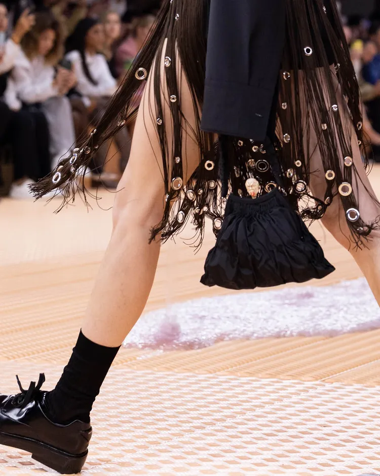 創辦人Mario Prada在1913年打造的手袋，成為繡上包款的設計靈感來源。品牌提供