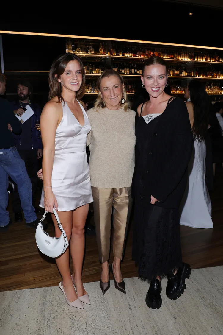（左起）艾瑪華森、PRADA創意總監Miuccia Prada 、史嘉蕾約翰森。品牌提供