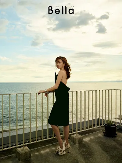 林志玲在鎌倉的海邊拍攝此組時尚大片。《Bella儂儂》提供