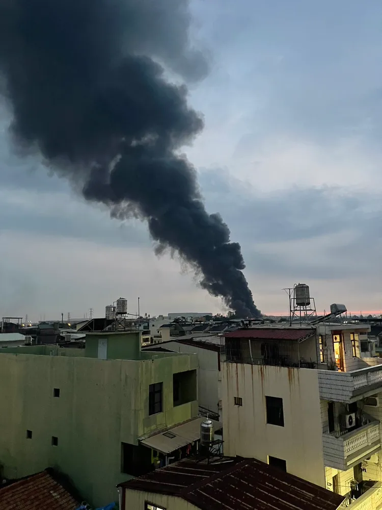 濃煙竄天。取自記者爆料網