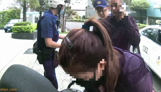 賺颱風假出門玩!這對夫妻騎「幽靈車」趴趴走 傻眼領紅單還有這下場