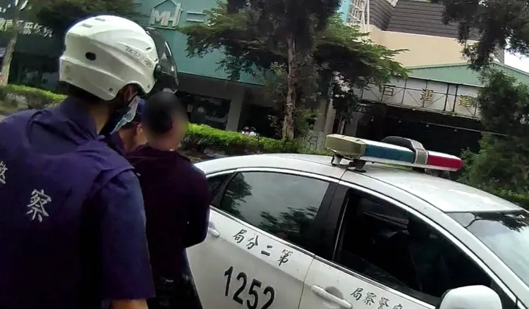 夫妻倆被解送至台南專勤隊收容。讀者提供