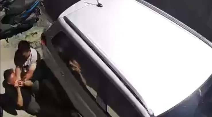 陳男突然遭攻擊，不斷抵抗。翻攝自記者爆料網