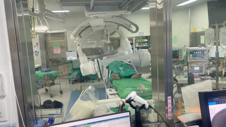 手術台上直接進行電腦斷層掃描及血管攝影診斷後，隨即進行機械取栓手術。院方提供