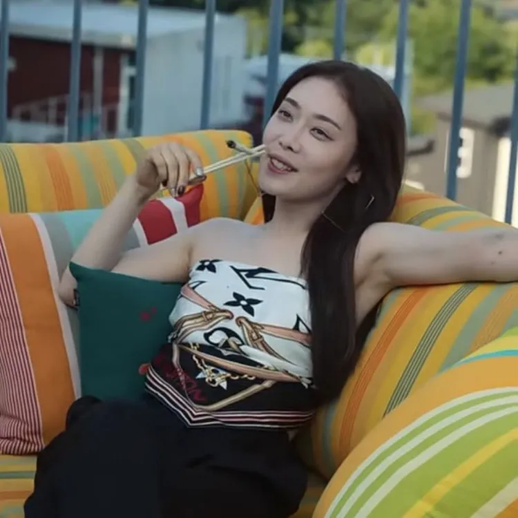 金赫拉在《黑暗榮耀》筷子夾香菸的畫面，被指國中時就這樣抽菸。翻攝Netflix