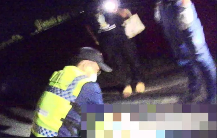 警方獲報到場發現人奄奄一息，通報消防局前來急救。讀者提供