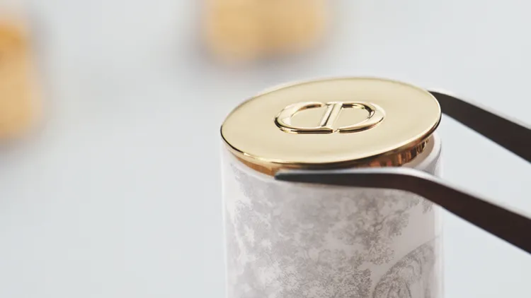 唇膏殼頂蓋由18K金熔製而成，相當奢華。品牌提供