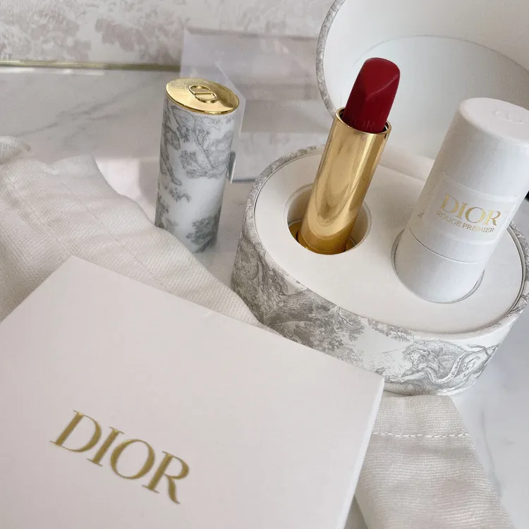 Dior高訂非凡唇膏（唇膏殼+蕊芯+純棉保護套+尊榮外盒），1萬9800元。張家玲攝