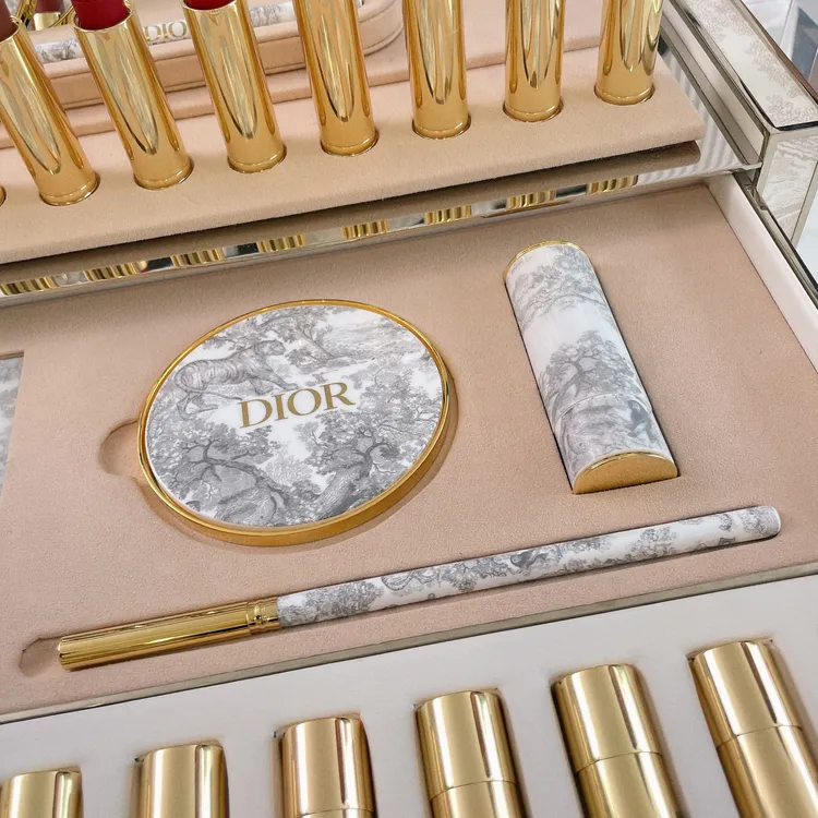 系列以BERNARDAUD陶瓷搭配約依印花打造而成，展現高訂奢華感。張家玲攝