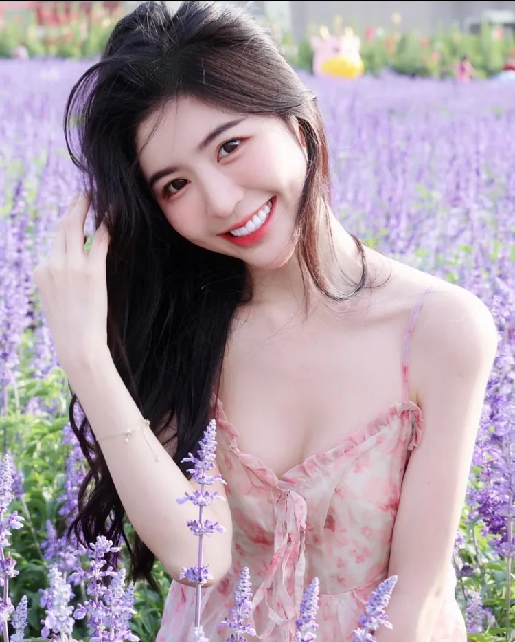 張安琪不只有張漂亮的臉蛋，還會彈古箏，多才多藝。