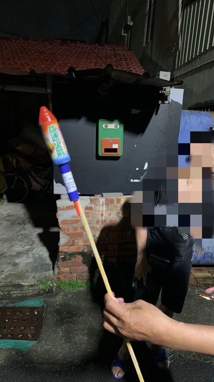 警方循線逮到人，起出犯案用的煙火。讀者提供