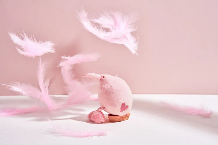 發發粉紅奇異鳥公仔杯套提袋。業者提供