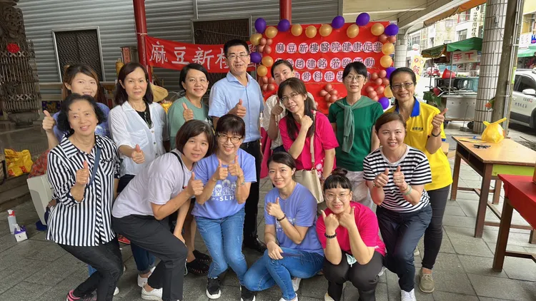 趙建銘(後排中)首度參加麻豆新樓社區衛教活動。讀者提供