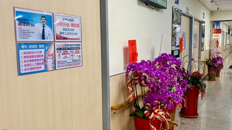 趙建銘假釋出獄17天後重披白袍，回到麻豆新樓看診。王志弘攝