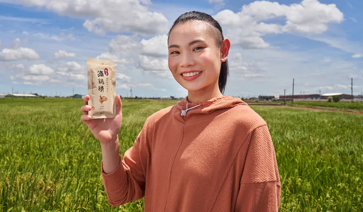 ▲家人的健康小戴十分在意，平常除了自己愛喝 「娘家常溫滴雞精」，也會與家人分享這份愛。