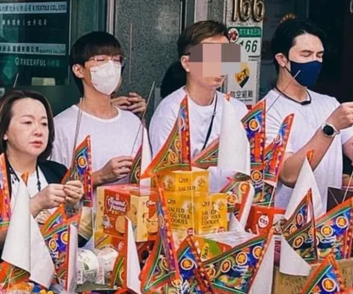 獨家｜炎亞綸變樣了！神隱多日現身普渡　素顏閉眼虔誠祝禱