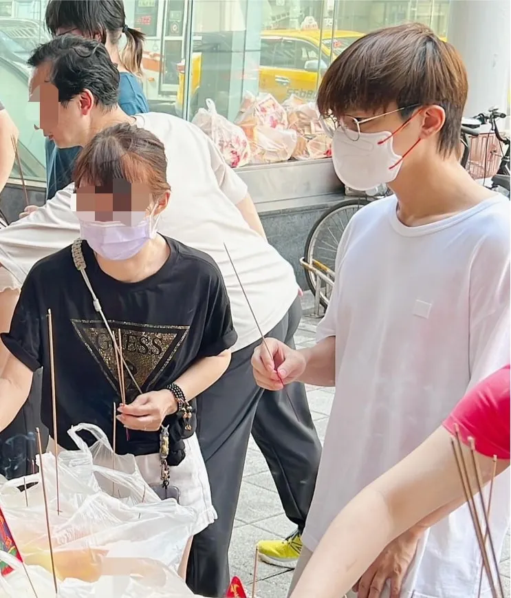 不仔細看真的認不出這是炎亞綸（右）。翻攝瑪林臉書