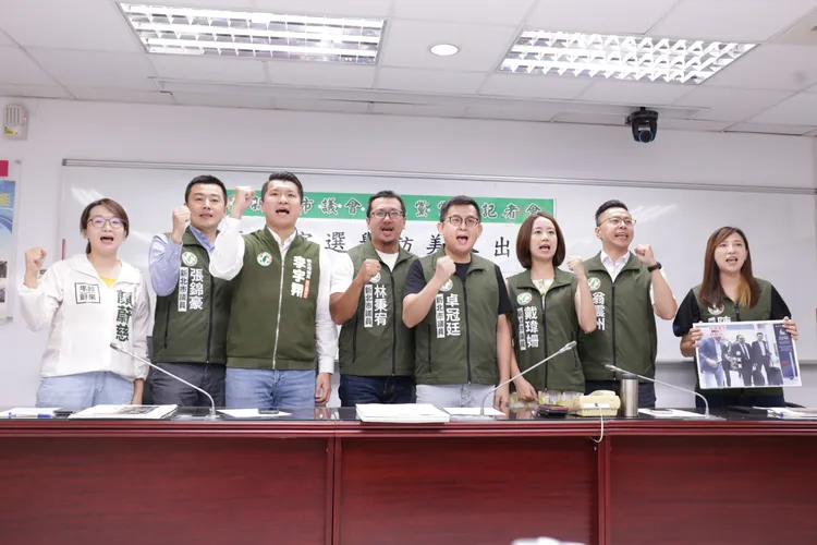 民進黨新北市議會黨團召開記者會，批秘書處長饒慶鈺公開說謊，協助侯友宜出國訪問，應該辭職負責。黨團提供