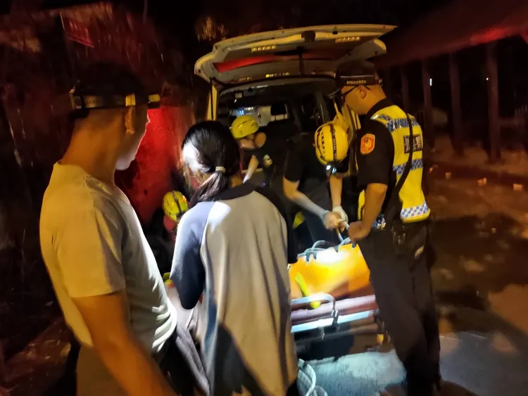 警消將女子送醫。新竹縣消防局提供