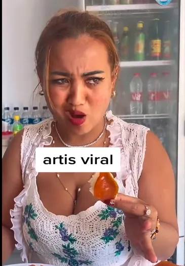 麗娜品嘗豬皮，露出嫌惡的表情。翻攝TikTok