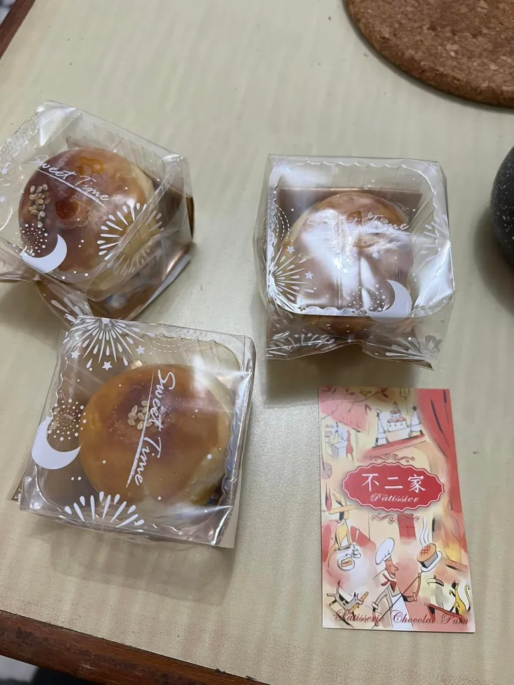 消費者在不二家潮州分店買的蛋黃酥禮盒，在效期內多顆出現發霉情況。取自爆料公社二館