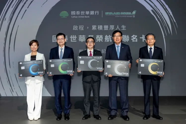 長榮官網推出購票搭機最優累1哩送1哩的超殺累哩機制。業者提供